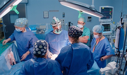 El Hospital Reina Sofía realiza la primera implantación en España de un desfibrilador extravascular por esternotomía media.