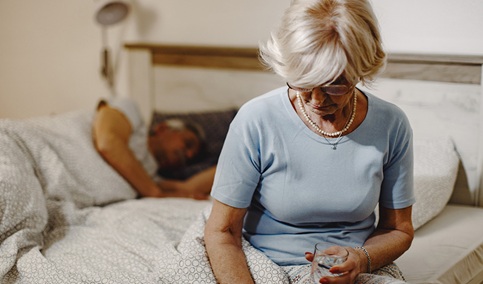 Las mujeres padecen de media el doble de problemas de salud crónicos que los hombres.