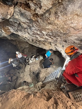 El presidente de la Diputación visita el yacimiento de la Cueva del Nacimiento del río Cuadros.