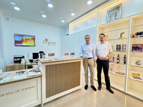 Arjona inaugura una nueva oficina de turismo.
