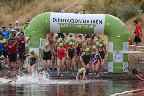 Más de 230 personas toman parte en el VIII Circuito Provincial de Travesías a Nado de la Diputación.