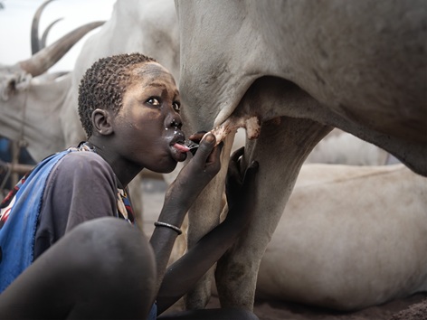 Una serie de fotografías sobre la tribu Mundari gana el XIII Certamen de Fotografía Solidaria de Diputación.