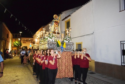 La imagen de San Roque fue trasladada desde su Ermita a la parroquia por un grupo de anderas.