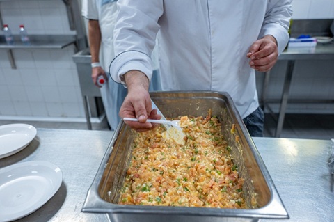 Profesionales del Hospital Universitario de Jaén recuerdan la importancia de la dieta mediterránea en verano.