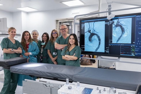 Cirujanos vasculares del Hospital de Jaén realizan una compleja intervención para tratar un síndrome aórtico agudo.