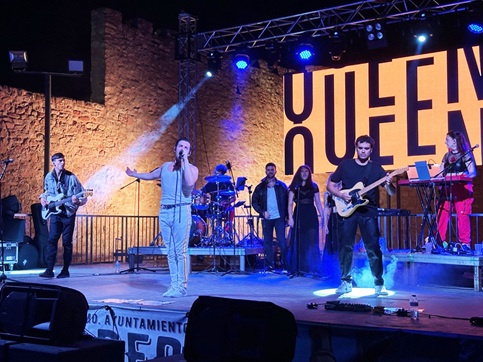 El Castillo de Lopera acogió el show Todo Cafeína «La noche de los tributos».