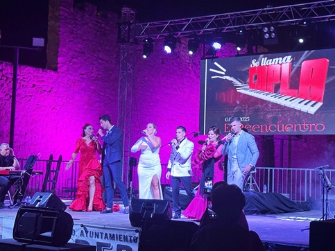 El Castillo de Lopera acogió el espectáculo Se llama Copla «Gira 2025 El Reencuentro».