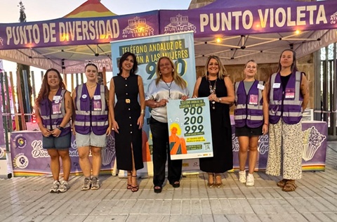 Ángela Hidalgo visita el Punto Violeta y de Diversidad de Linares.