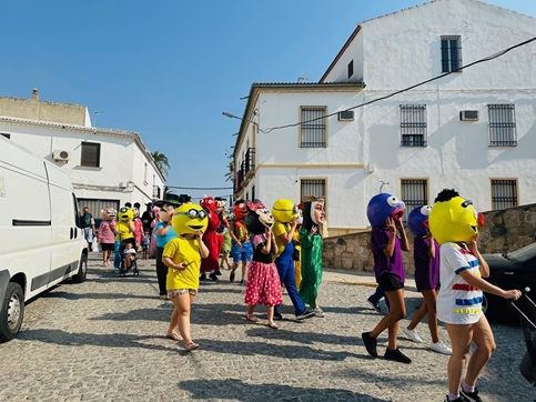 El desfile de Gigantes y Cabezudos recorre las calles de Lopera.