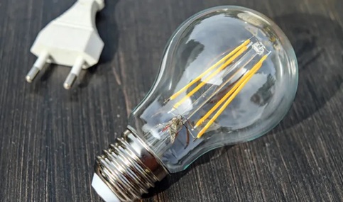 La factura de la luz del usuario medio se sitúa en 80,71 euros en el agosto más caro desde 2022, según el análisis de FACUA.