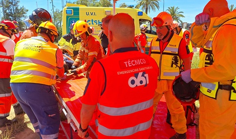 Salud realiza 16.939 traslados interhospitalarios de pacientes críticos en Andalucía en 2024.