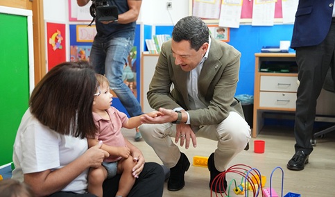 Juanma Moreno destaca que el 70% de las familias andaluzas con niños escolarizados de 0 a 3 años no tendrán que pagar nada por la educación este curso.