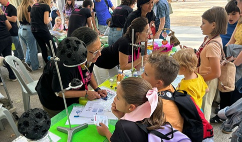 Más de 3.400 investigadores acercan la ciencia a los ciudadanos en las calles de Andalucía.