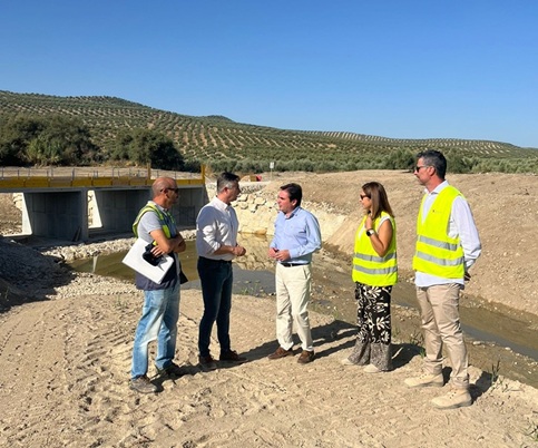Diputación mejora la vía entre Porcuna y Cañete de las Torres para evitar inundaciones ante crecidas del Arroyo Salado.