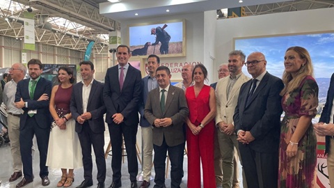 Reyes destaca en la inauguración de Ibercaza 2025 el impacto económico de la actividad cinegética en la provincia.