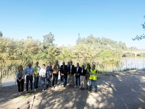 Fernández destaca la apuesta histórica del Gobierno de España en Andújar con 5,5 millones de euros para la revalorización del Guadalquivir.