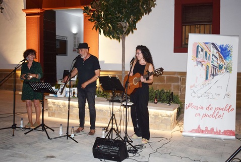 La Plaza de la Constitución de Lopera acogió el ciclo “Poesía de pueblo en pueblo con Miguel Hernández”.