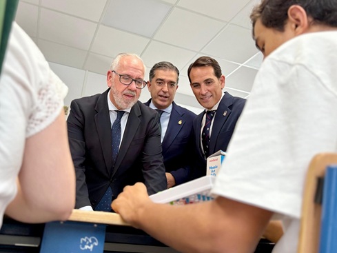 El delegado del Gobierno reitera la apuesta de la Junta por la educación pública de excelencia.