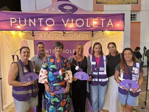 Ángela Hidalgo visita el Punto Violeta que el Ayuntamiento de Andújar ha instalado en su recinto ferial.