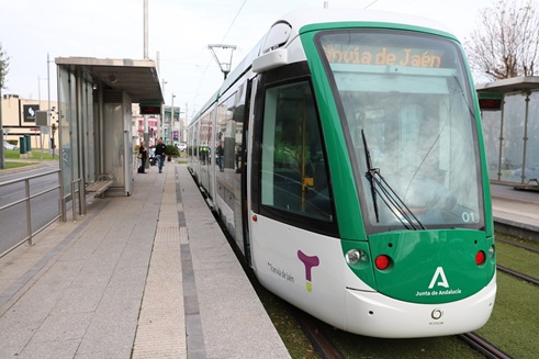 La Junta pone en funcionamiento el tranvía de Jaén para hacer una simulación del recorrido completo.