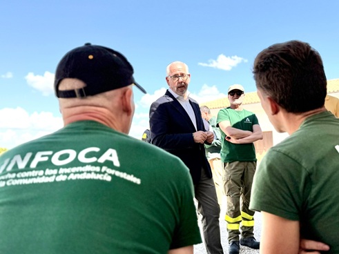 El delegado del Gobierno reitera el compromiso de la Junta con la prevención de incendios forestales.