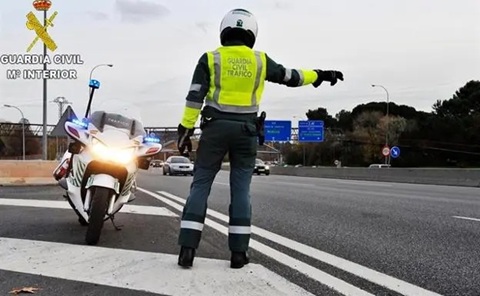 La Guardia Civil investiga por varios delitos contra la seguridad vial, a un conductor que se ausentó del lugar de un siniestro en la A44.