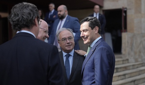 Juanma Moreno anuncia una inversión de 140 millones para arreglar 1.000 kilómetros de carreteras de Andalucía.