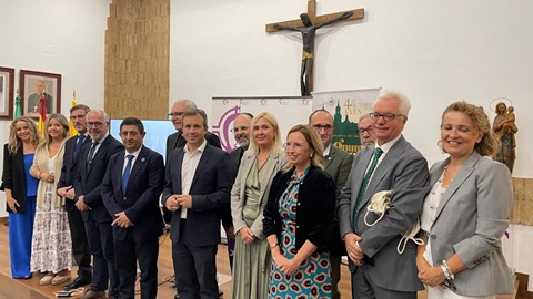 Reyes califica como un acontecimiento histórico para la provincia la celebración del Rosario Magno de la Esperanza.