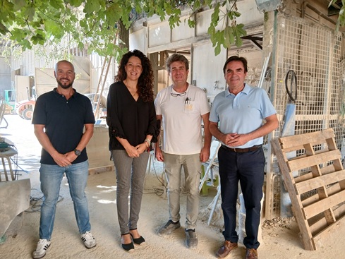 La Junta destaca el profundo saber en cantería del maestro artesano Francisco Aguilera, con su taller de talla en piedra natural en Porcuna.