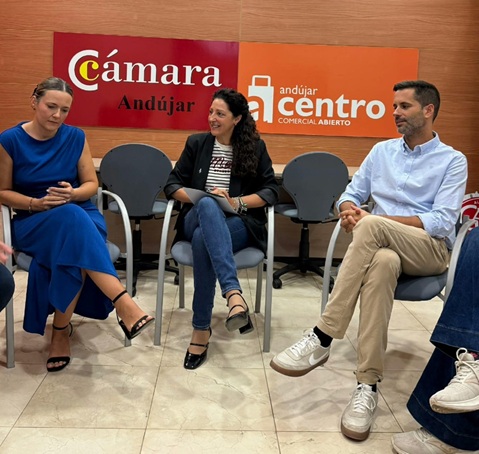 La delegada de Empleo mantiene una reunión con la nueva junta directiva del Centro Comercial Abierto de Andújar.