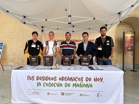 El Ayuntamiento de Andújar implanta el nuevo contenedor marrón para residuos orgánicos.