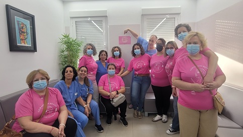 La asociación ‘Corazones Rosas’ instala una placa informativa en el Hospital Universitario San Agustín.