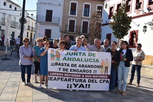 El Ayuntamiento de Lopera respalda la manifestación en defensa del Centro de Participación Activa.