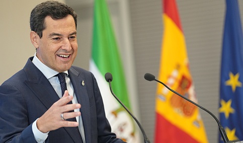 Juanma Moreno destaca que la Cátedra del Andalucismo «ayudará a reivindicar el peso de Andalucía».