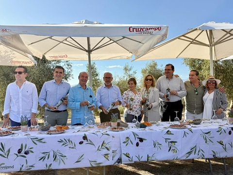 Jesús Estrella reitera el compromiso de la Junta para impulsar la producción de aceite temprano.