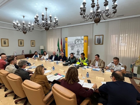 Fernández destaca el amplio despliegue de recursos para afrontar posibles incidencias en las carreteras estatales durante el invierno.