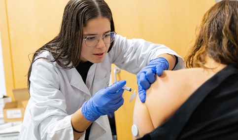 Sanidad comienza a vacunar a personas mayores de 70 y con patologías crónicas frente a gripe y Covid.