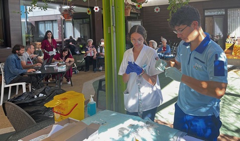 Salud comienza mañana a vacunar frente a la gripe y la covid a los mayores de 80 años y a las personas con gran dependencia.