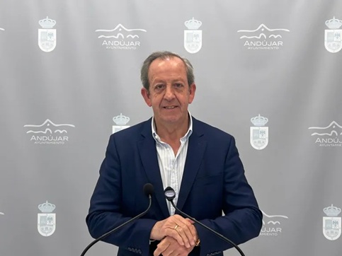 El alcalde de Andújar, Francisco Carmona, valora la reducción del paro en más de 700 personas desde julio de 2023.