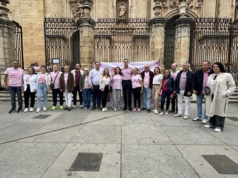 Latorre defiende “una sanidad pública fuerte” con más recursos y prevención frente al cáncer de mama.