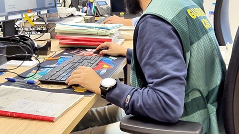 Investigadas 15 personas por fraudes que ascienden a 393.000 euros mediante smishing y vishing.