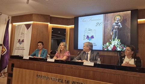 La delegada de Salud y Consumo destaca el papel de los veterinarios en las políticas de salud pública y alimentaria de Andalucía.