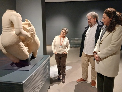 Ana Mata asiste a la ponencia del escritor Sergio del Molino sobre la escultura ‘Grifomaquia’, del conjunto arqueológico de Cerrillo Blanco (Porcuna).