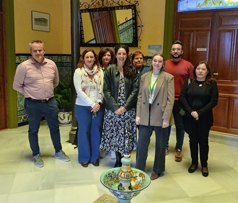 La delegada territorial de Empleo, Ana Mata, ha visitado en Lahiguera las iniciativas que está ejecutando el Ayuntamiento dentro de los programas de empleo de la Junta.
