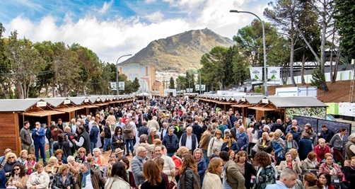 La elevada afluencia de público y de ventas de AOVE marcan la XII Fiesta del Primer Aceite en Martos.