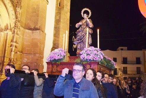 La imagen de Santa Cecilia procesionó por las calles de Lopera.