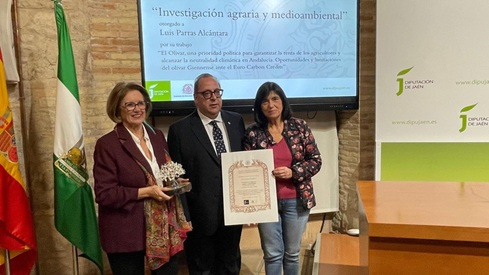 Luis Parras recoge el Premio de Investigación Agraria del IEG por su trabajo sobre el olivar y la lucha contra el cambio climático.