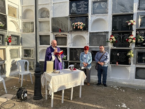 El Cementerio Municipal de Lopera acoge una Misa a los fieles difuntos.
