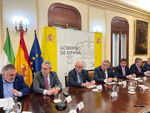 Diputación, Subdelegación y Ayuntamiento piden a la Junta que estudie retomar el transfer con el aeropuerto Granada-Jaén.
