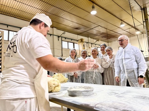 El delegado del Gobierno Andaluz, Jesús Estrella,  visita en Arjona la empresa ‘Productos Campos’.